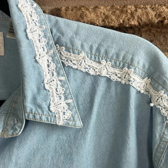 Witts End Vintage Light Denim Chambray Lace Trim Button Front Shirt Size Small - Picture 6 of 8